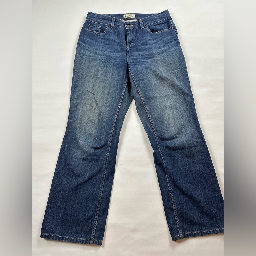 L.L. Bean favorite fit straight leg jeans. Size 8 regular